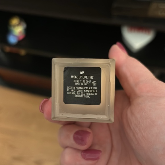 IL Makiage “Woke Up Like This” base foundation - Picture 2 of 3